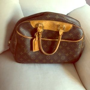 Beautiful LV bag great for work or traveling